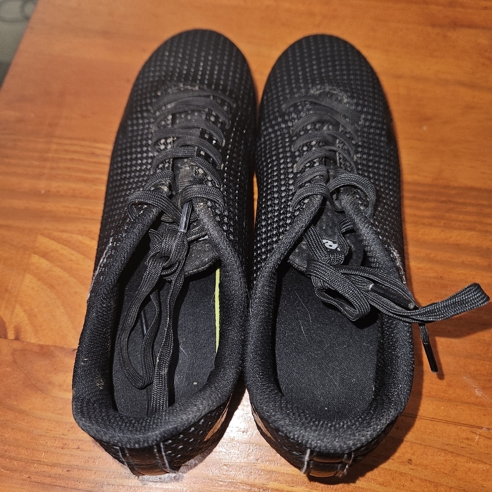 Brava Black Lace Up Soccer Cleats Shoes Kid's Size 5D!